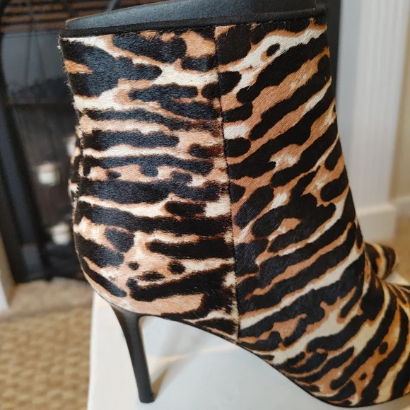 NINE WEST FHAYLA 💥NEW IN BOX💥 POINTED TOE BOOTIE,BLACK MULTI PONY 6M - Picture 8 of 16